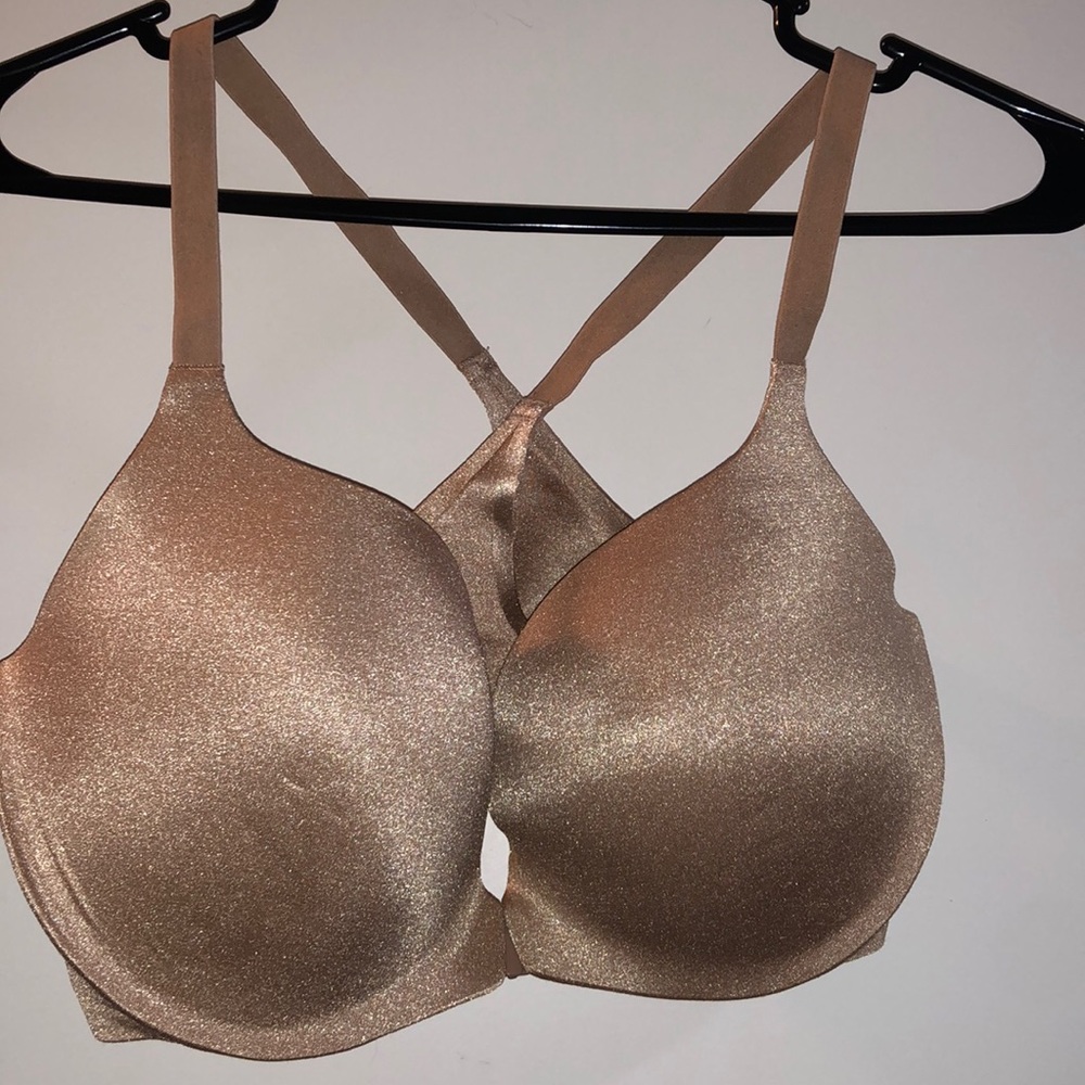 38D beautiful NWT Victoria Secret beautiful light tan with front closure Bra.